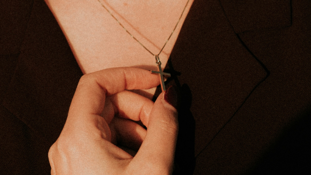 cross_necklace_pendent_unsplash