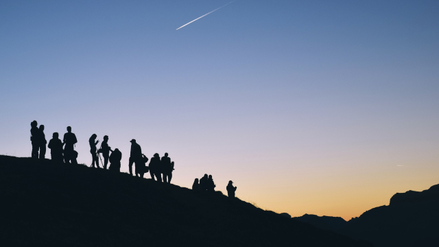 crowd_silhouette_hillside_comet_unsplash