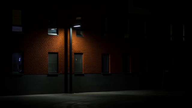 dark_alley_streetlamp