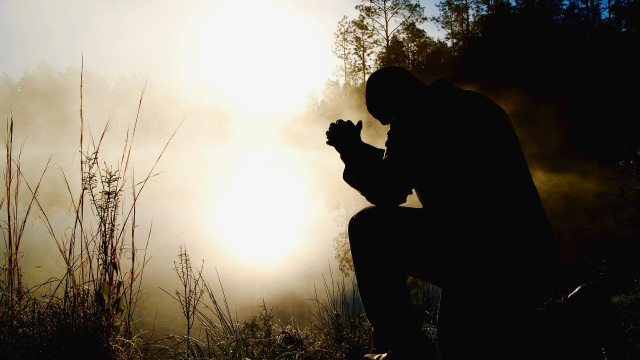 dawn_pray_kneeling