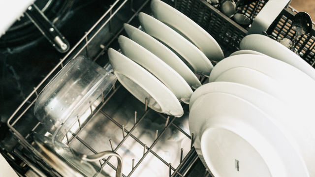 dishwasher_plates_kitchen_unsplash
