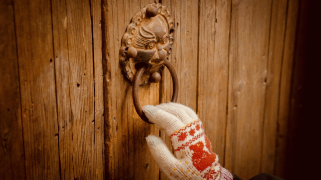 door_knocker_glove_unsplash