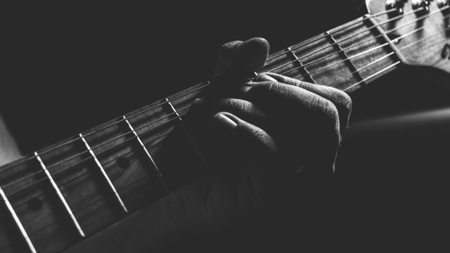 electric_guitar_monochrome_unsplash