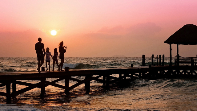 family_sunset_pier