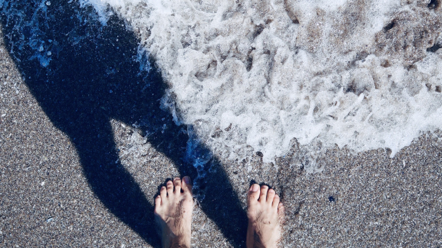 feet_seashore_water_unsplash