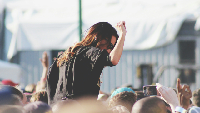 festival_cheering_crowd_waving_unsplash