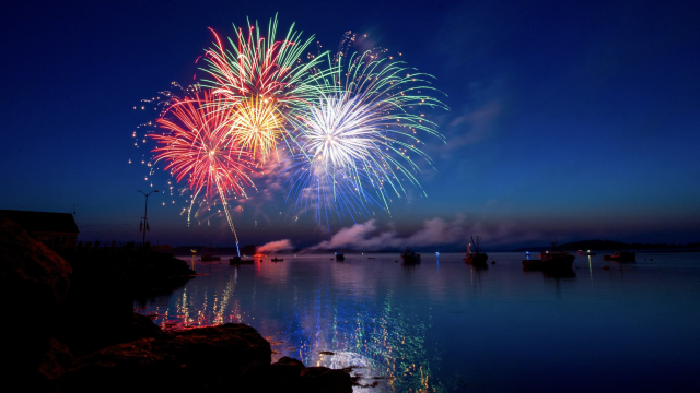 fireworks_harbour_water_sky_unsplash