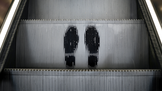 footprints_escalator_steps_unsplash