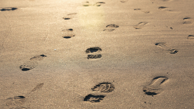 footprints_running_sand_unsplash