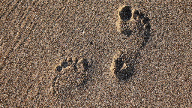 footprints_sand