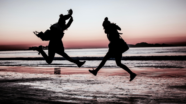 friends_jumping_beach