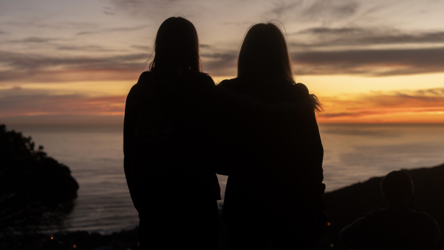 friends_silhouette_sunset_coast_unsplash