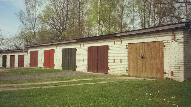garages_cars_vehicles_unsplash