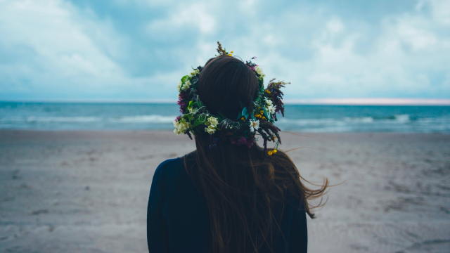 garland_woman_beach_unsplash