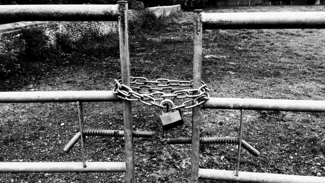 gate_locked_bw