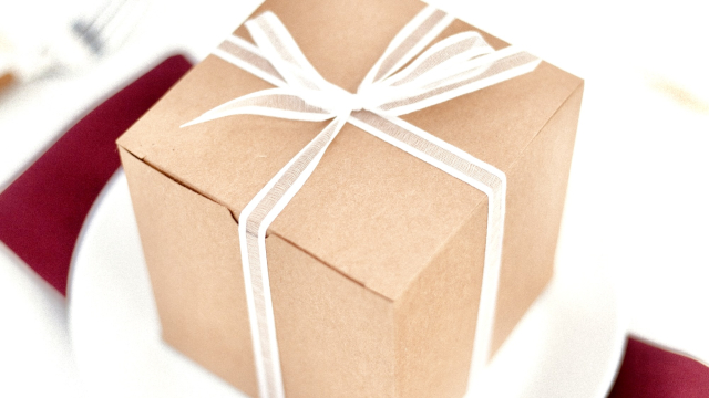 gift_box_wedding_favour_unsplash