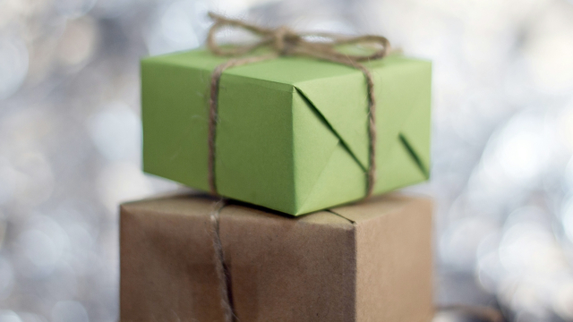 gift_boxes_paper_string_unsplash