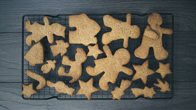 gingerbread_men_biscuits_star_christmas_unsplash