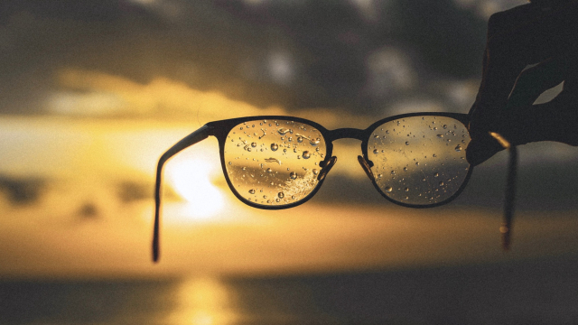 glasses_sky_sunset_sea_unsplash