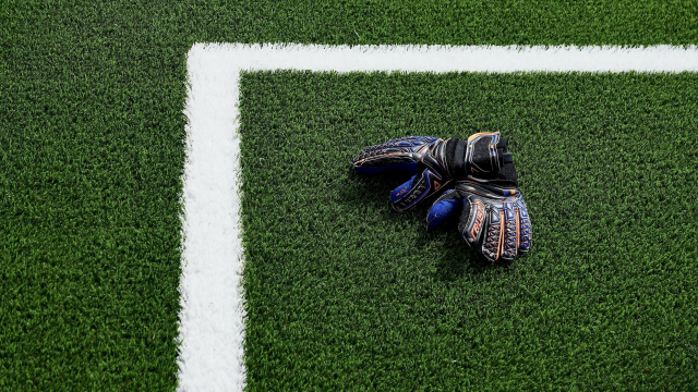 goalkeeper_gloves_pitch_unsplash