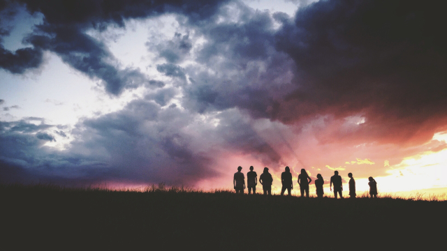 group_silhouette_sunset_clouds_unsplash