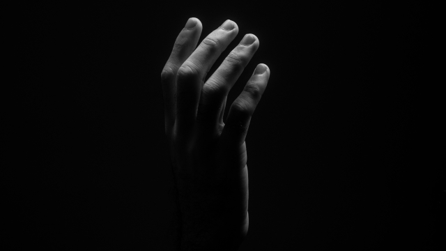 hand_bw_prayer_unsplash