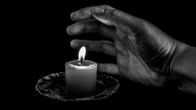 hand_candle_bw