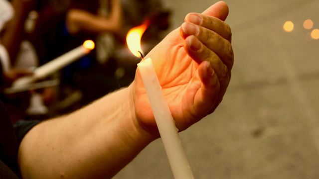 hand_holding_candle