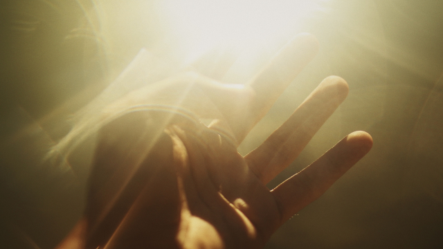 hand_light_bright_unsplash