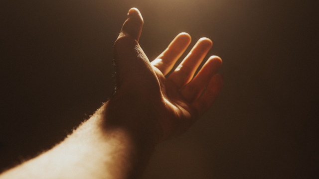 hand_light_prayer_unsplash