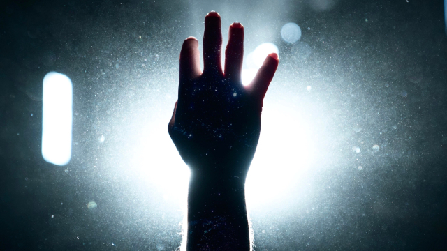 hand_particles_light_unsplash