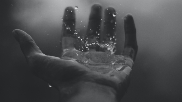 hand_rain_water
