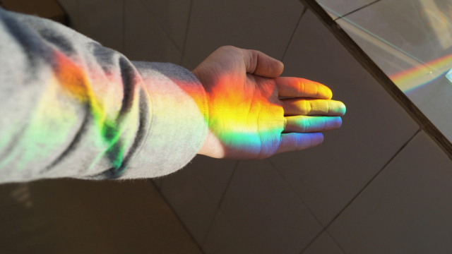 hand_rainbow_light_unsplash