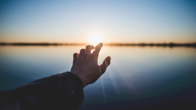 hand_reaching_horizon