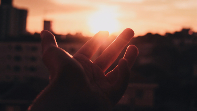 hand_reaching_sun_unsplash