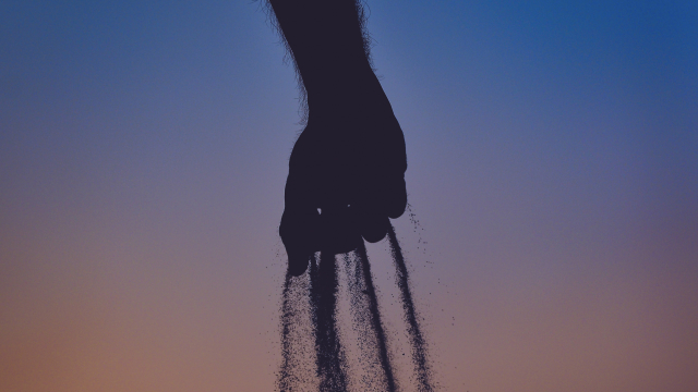 hand_silhouette_sand_unsplash