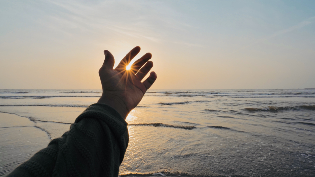 hand_sunset_sea_unsplash