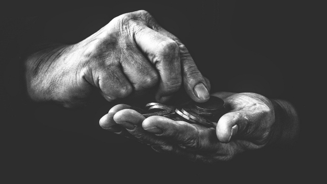 hands_coins_counting_bw