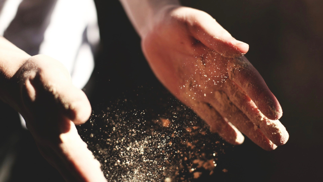 hands_dust_light