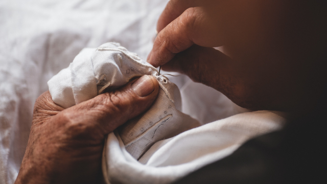 hands_embroidery_sewing_unsplash