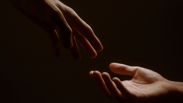 hands_reaching_each_other_unsplash