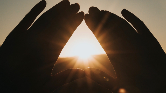 hands_sun_silhouette_unsplash