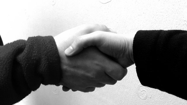 handshake_black_white