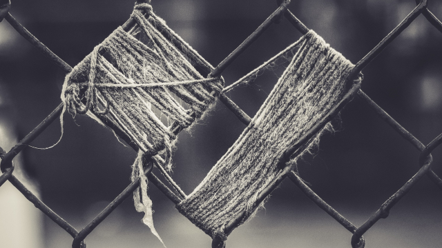 heart_chain_fence_twine_unsplash