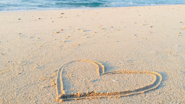 heart_sand_drawing_beach