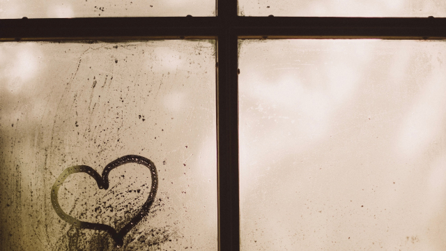 heart_window_condensation_unsplas