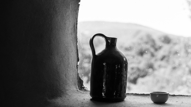 jug_bowl_window_ledge_unsplash