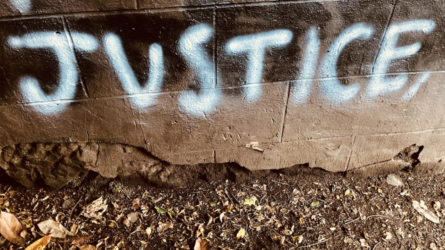 justice_graffiti_wall