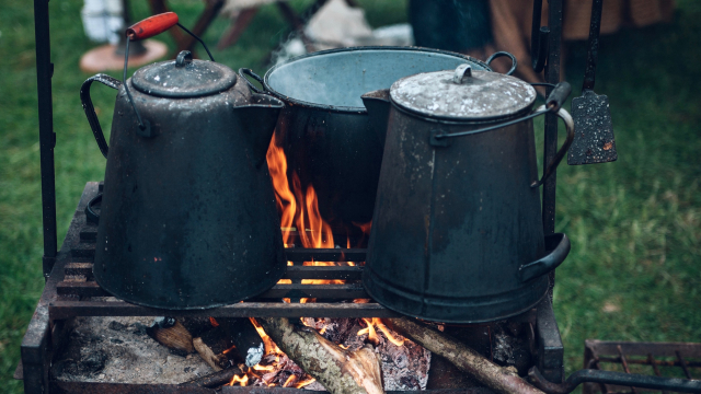 kettles_pot_boiling_fire_unsplash