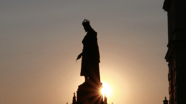 king_crown_statue_silhouette_unsplash